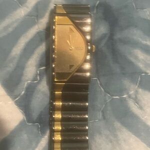 Seiko Gold and Silver Watch. Needs battery. Damaged and wear.